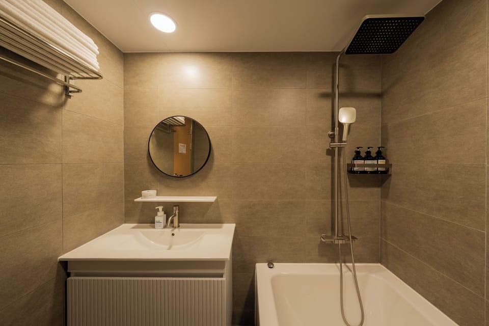 Suite | Bathroom | Hair dryer, towels, soap, shampoo
