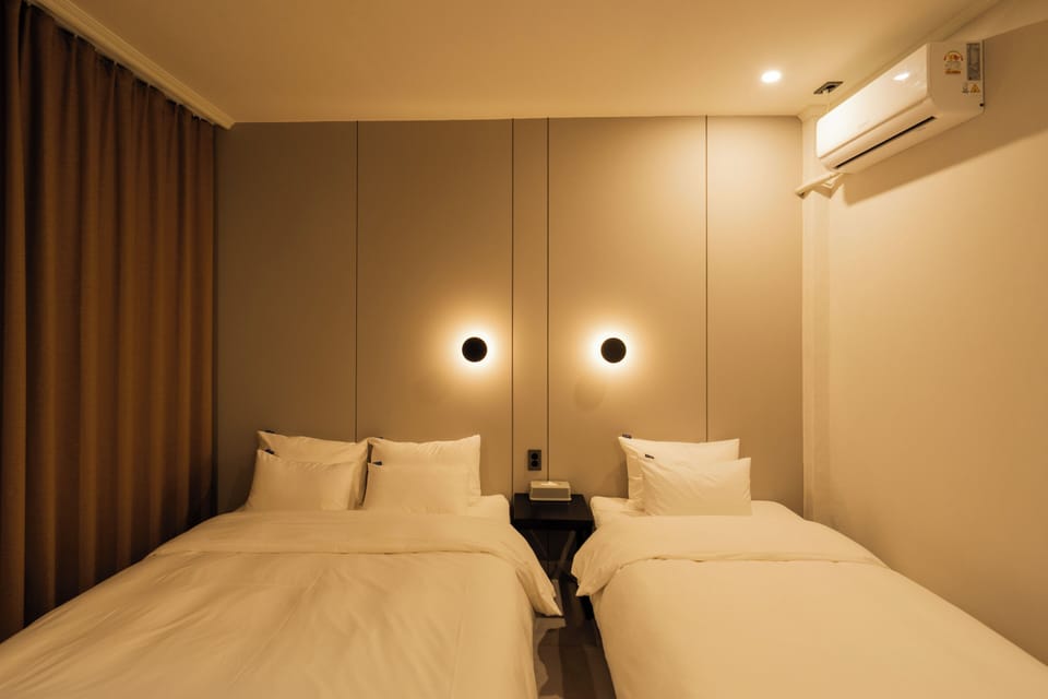Deluxe Twin Room | Desk, free WiFi
