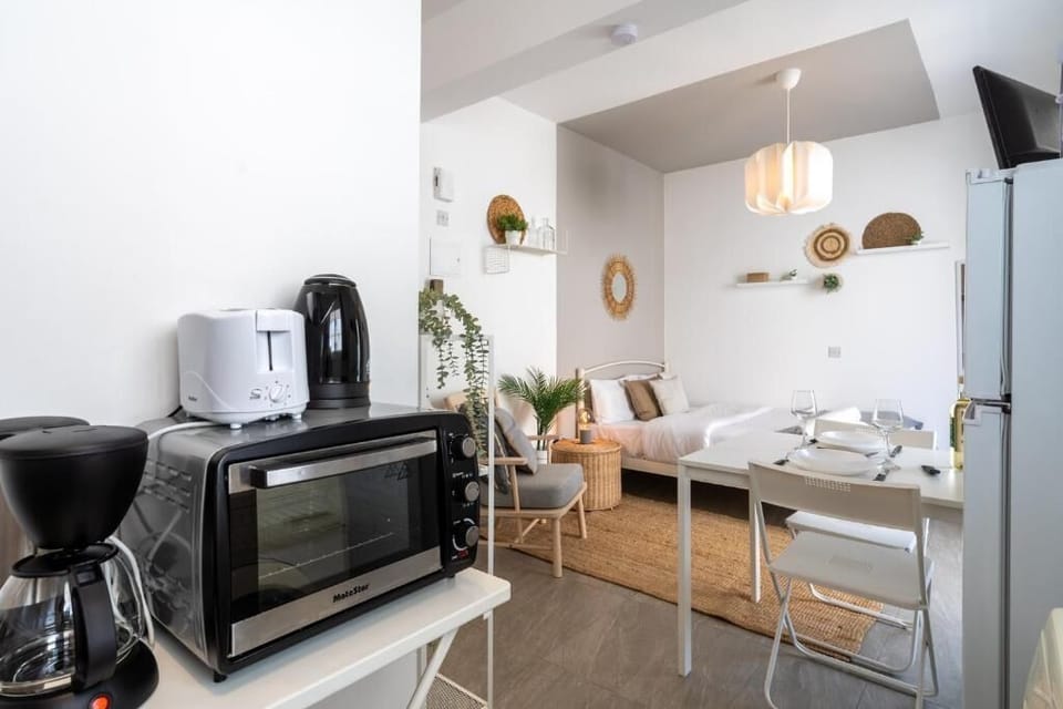 Studio, 1 Double Bed, Kitchenette, City View | Private kitchenette | Coffee/tea maker, full-size fridge, microwave, stovetop