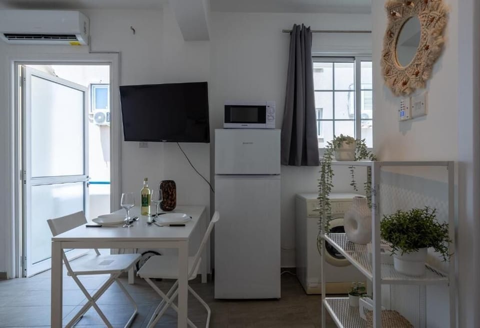 Studio, 1 Double Bed, Kitchenette, City View | Private kitchenette | Coffee/tea maker, full-size fridge, microwave, stovetop