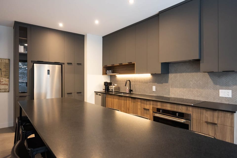 View of the full kitchen and the ktchen island