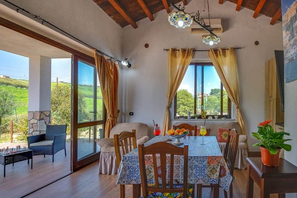 Aria Condizionata ❄️

Zona pranzo molto luminosa ed accogliente, con vista giardino e tavolo sia interno che esterno.