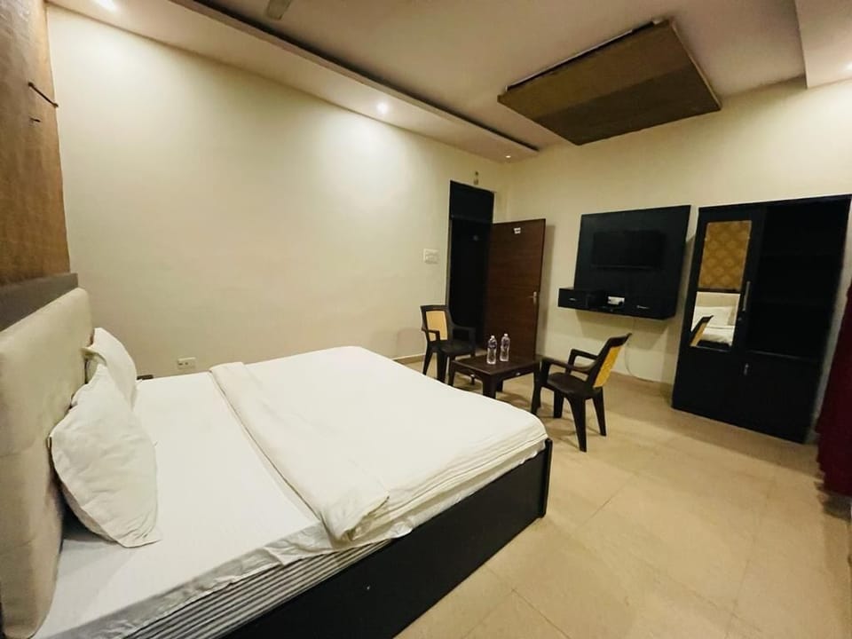 Deluxe Room | Laptop workspace, free WiFi