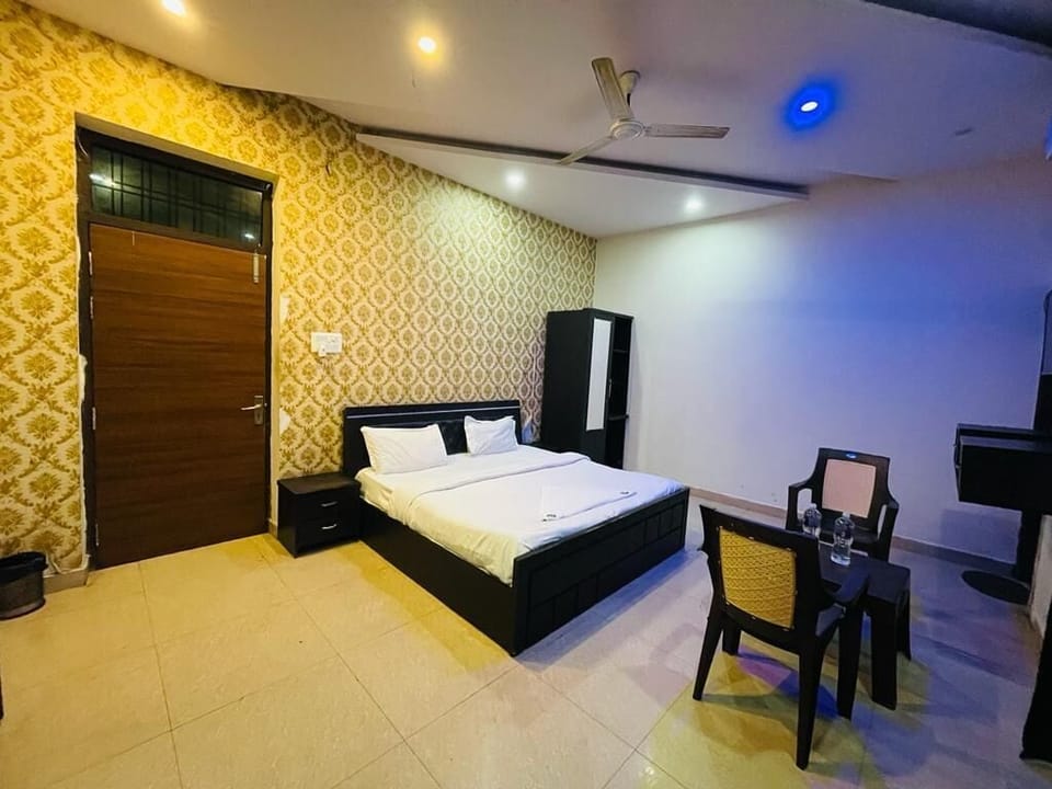Deluxe Room | Laptop workspace, free WiFi