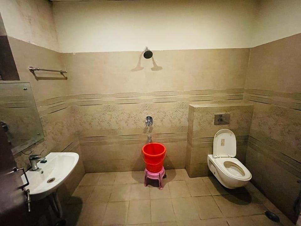 Deluxe Room | Bathroom | Shower, free toiletries, towels, soap