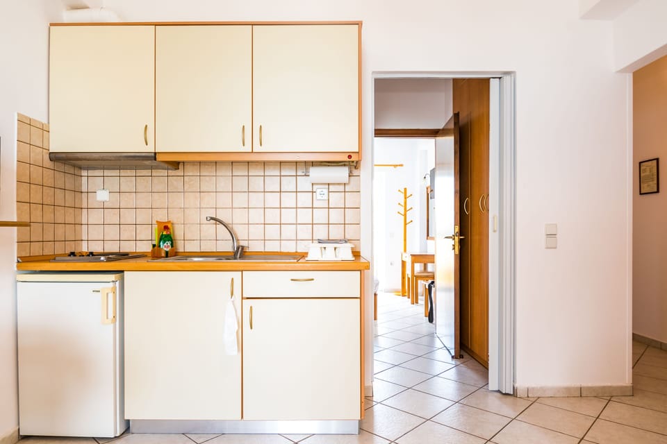Fridge, stovetop, coffee/tea maker, electric kettle