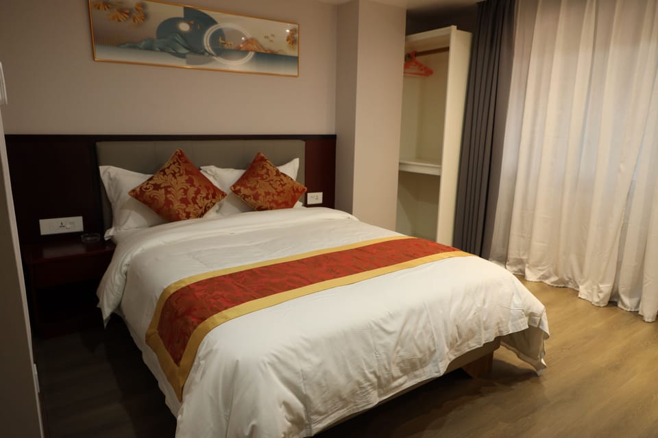 Deluxe Double Room | Desk, laptop workspace, soundproofing