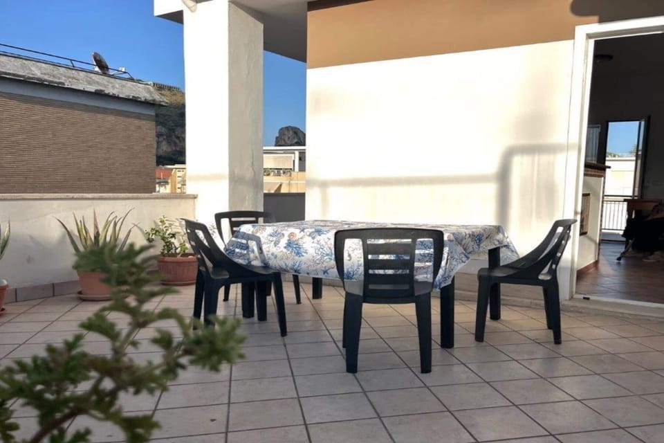 Family Apartment, 2 Bedrooms, 2 Bathrooms (Appartamento Mare Blu - Terracina) | Outdoor dining