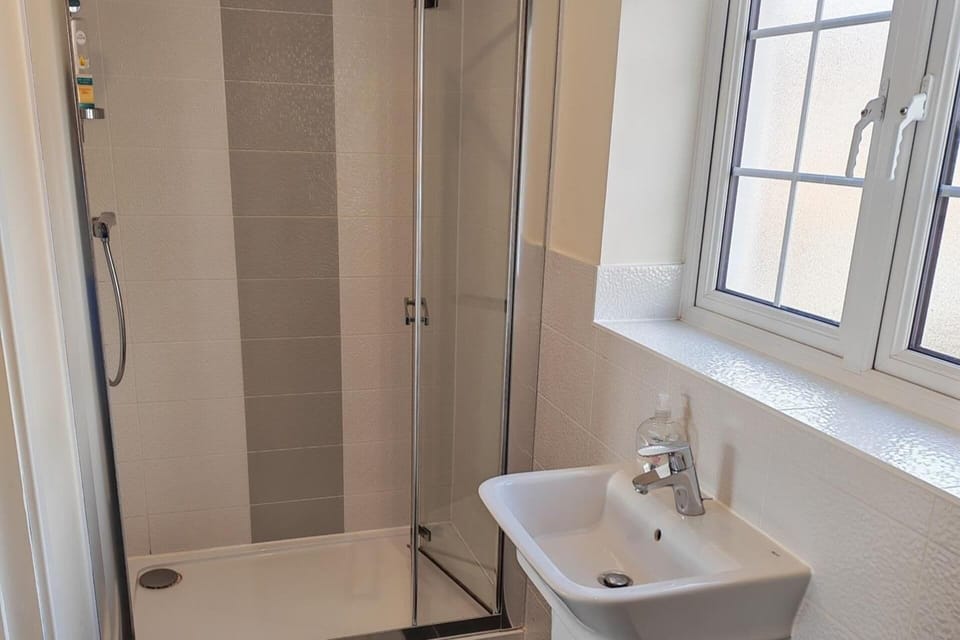 Combined shower/tub, deep soaking tub, free toiletries, hair dryer