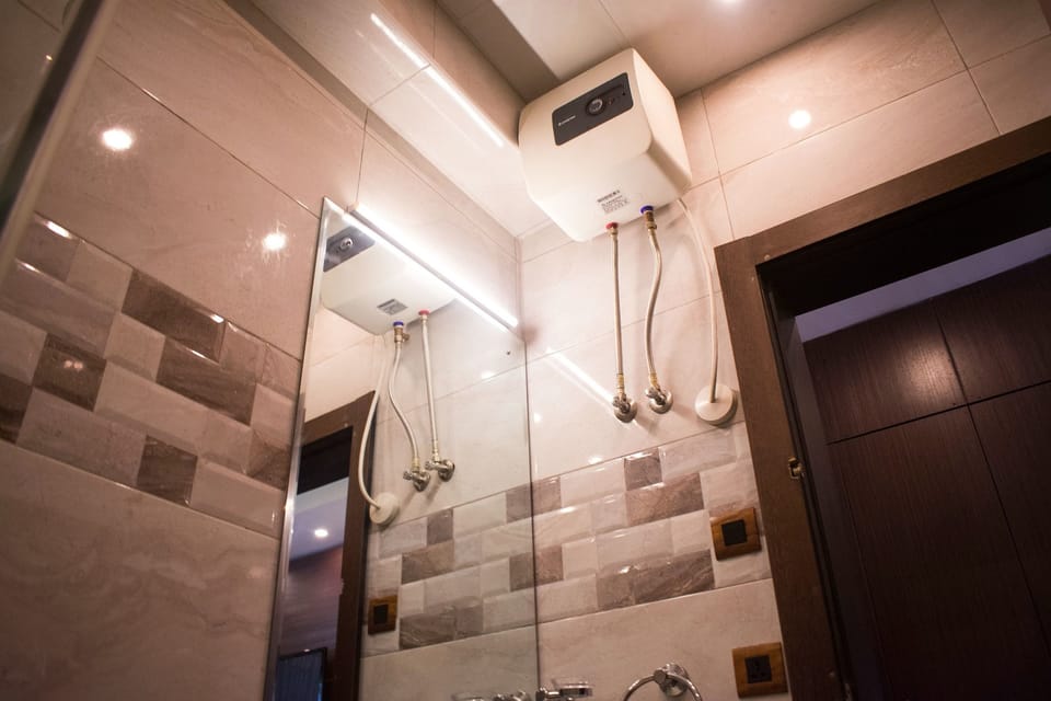 Shower, hydromassage showerhead, free toiletries, towels