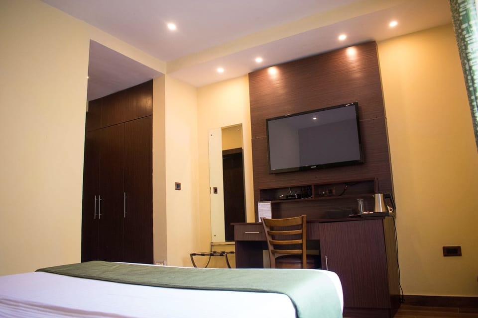 Standard Room | Desk, laptop workspace, WiFi (free), bed sheets