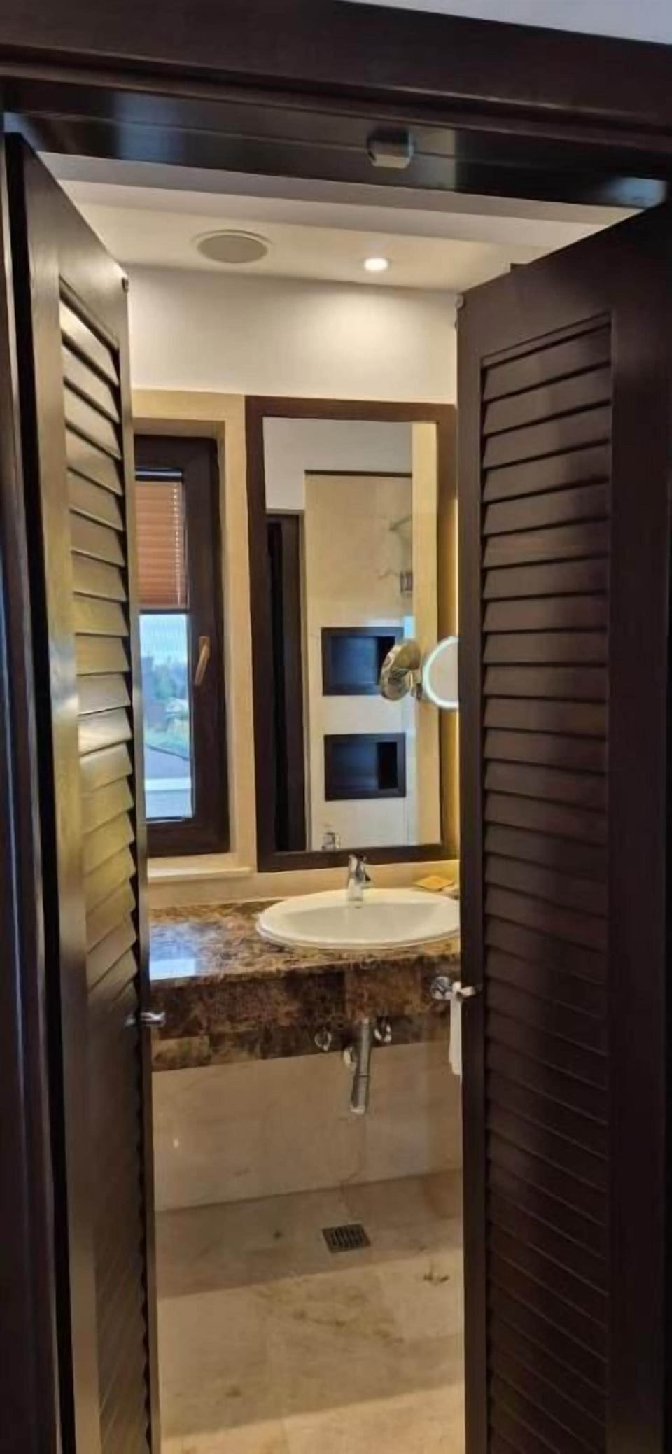 Deluxe Double Room, Mountain View, Mountainside | Bathroom | Slippers
