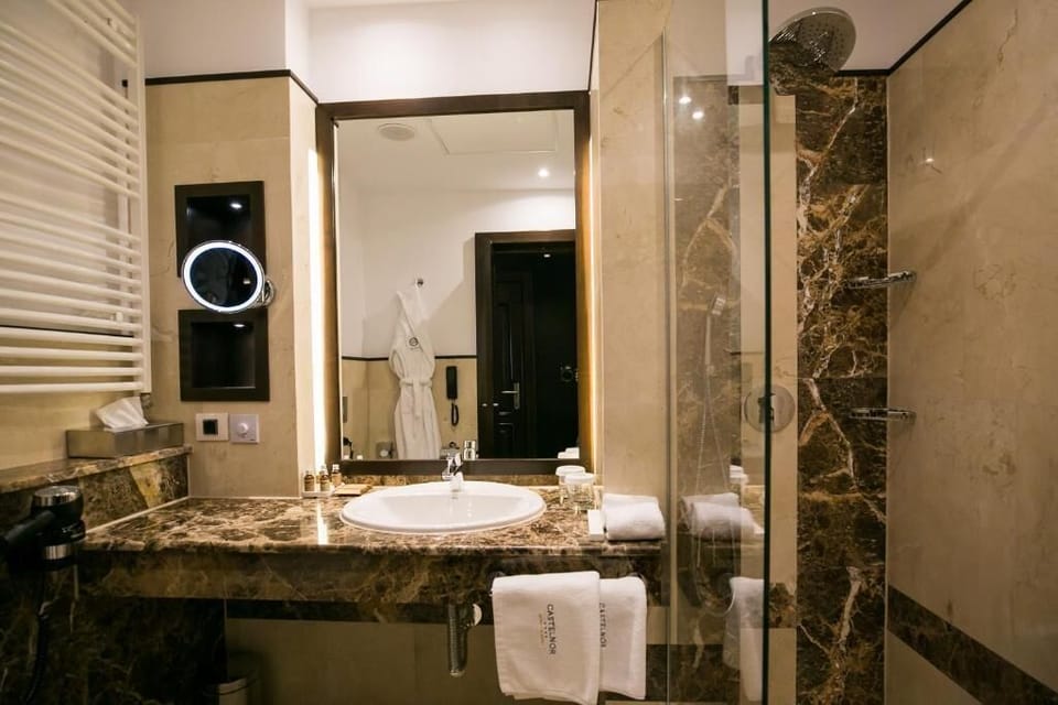 Deluxe Double or Twin Room, Balcony, Mountain View | Bathroom | Slippers
