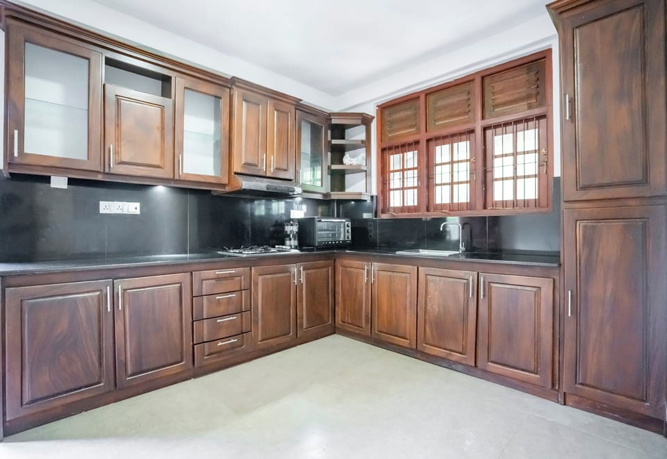 Deluxe Villa, 4 Bedrooms | Shared kitchen | Fridge, oven, stovetop