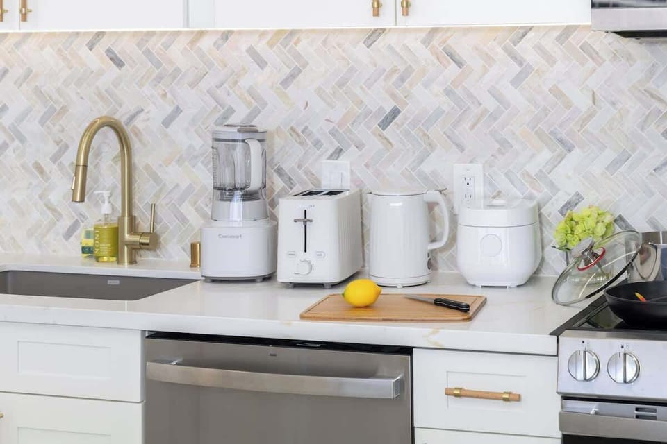 Start your morning right with a space perfectly equipped for everything from quick breakfasts to home-cooked meals.