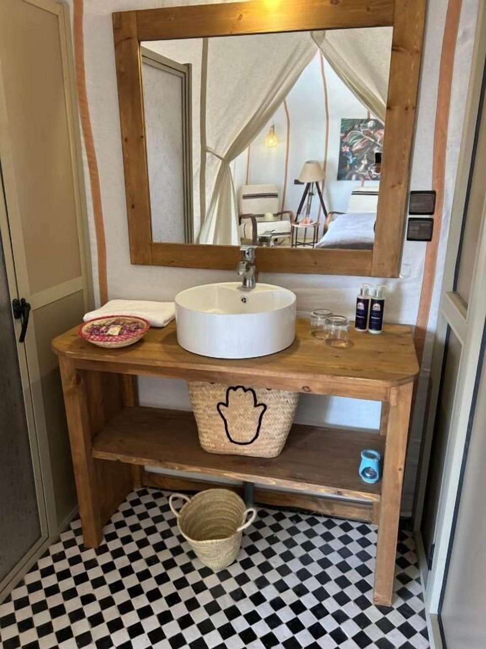 Shower, free toiletries, bathrobes, bidet