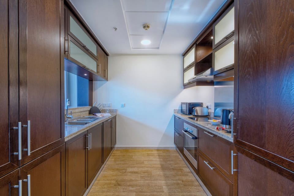 Deluxe Apartment, 1 King Bed with Sofa bed, Balcony, City View | Private kitchen | Fridge, microwave, oven, stovetop