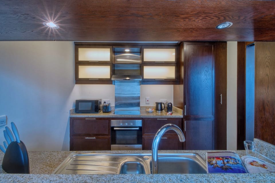 Deluxe Apartment, 1 King Bed with Sofa bed, Balcony, City View | Private kitchen | Fridge, microwave, oven, stovetop