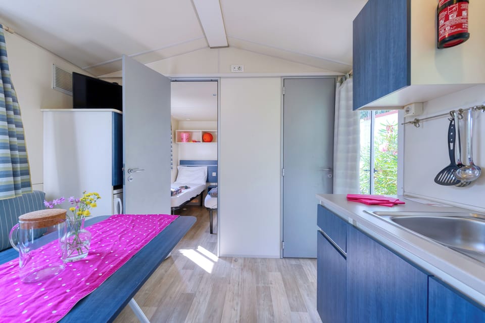 Mobile Home, 2 Bedrooms | Private kitchen | Highchair