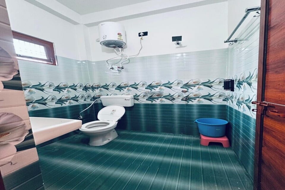 Deluxe Double Room | Bathroom | Free toiletries, towels, soap, shampoo