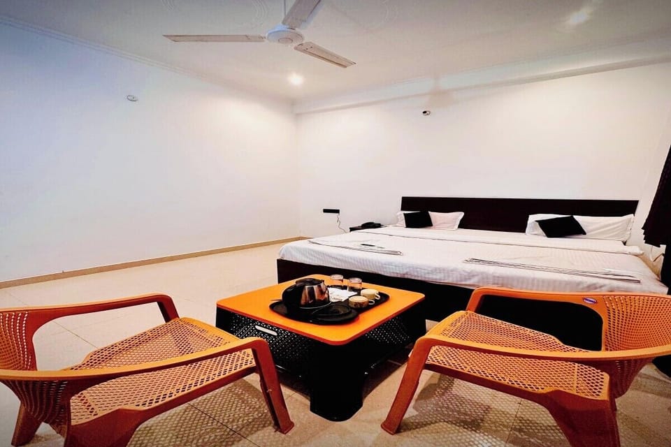 Deluxe Double Room | Desk