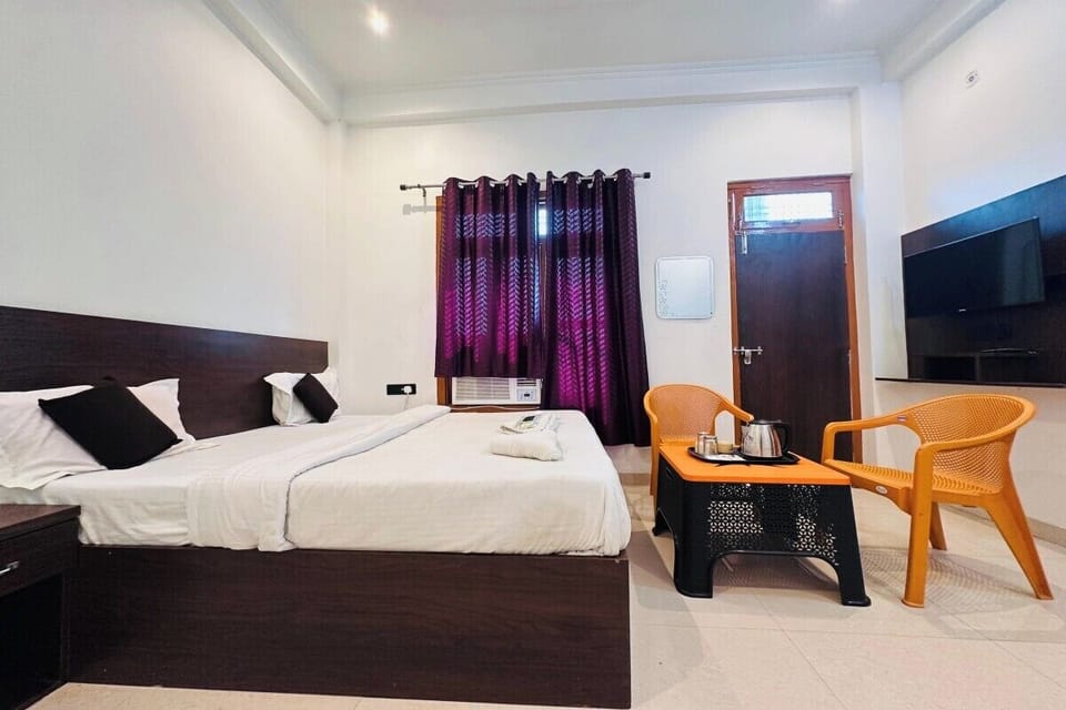 Deluxe Double Room | Desk
