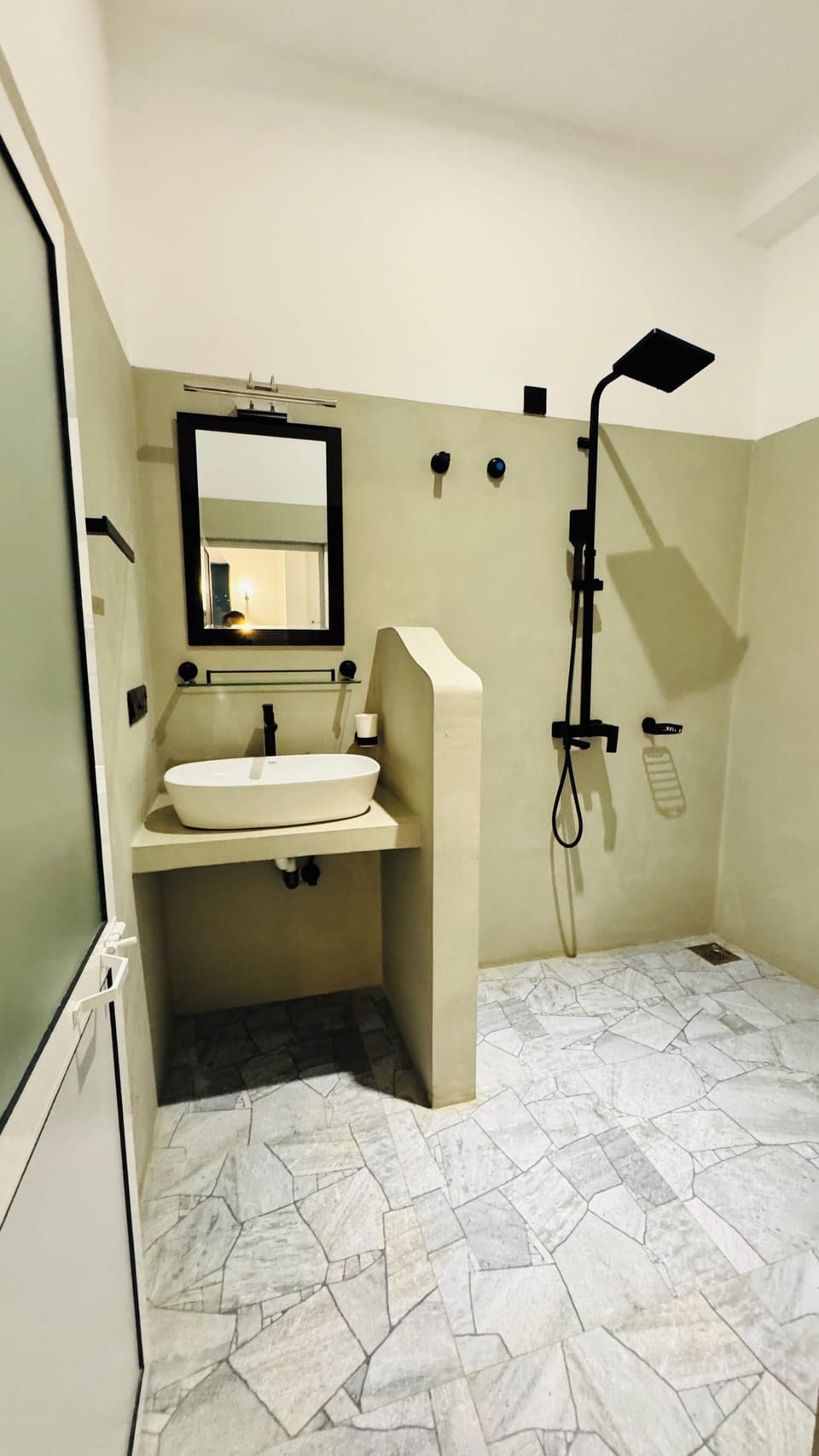 Deluxe Double Room | Bathroom | Shower, free toiletries, towels, soap