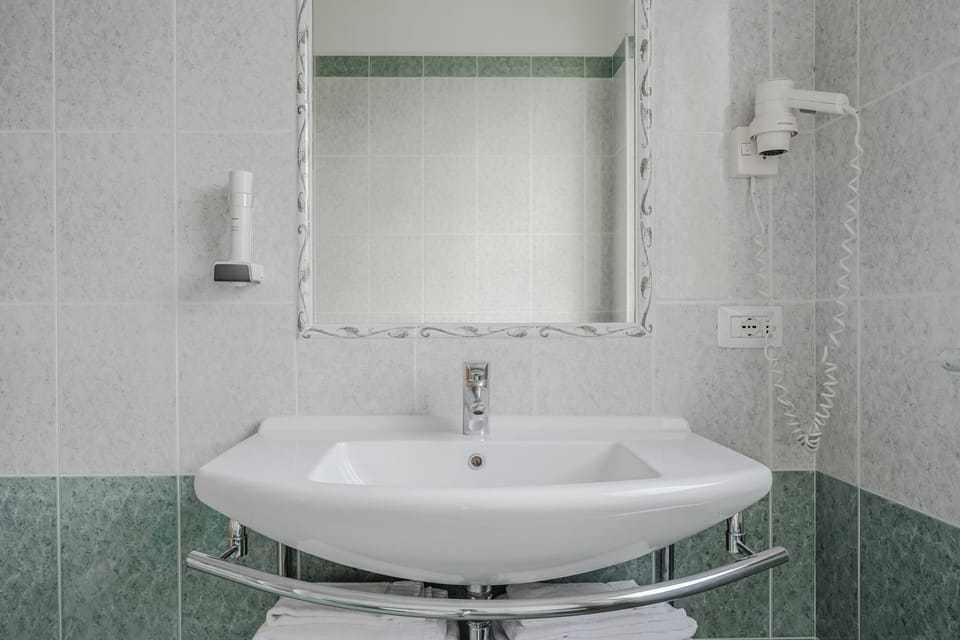 Superior Double Room | Bathroom | Hair dryer, towels, toilet paper