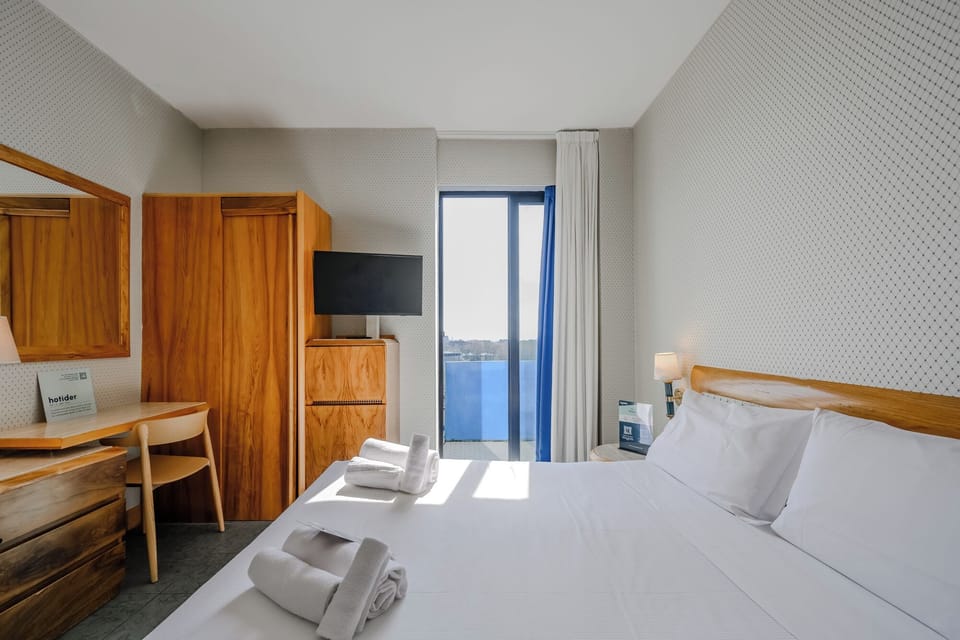 Minibar, in-room safe, cribs/infant beds, free WiFi