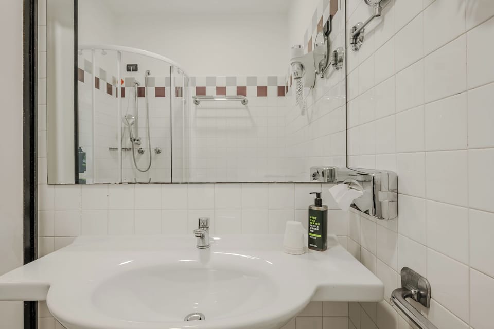 Standard Double Room | Bathroom