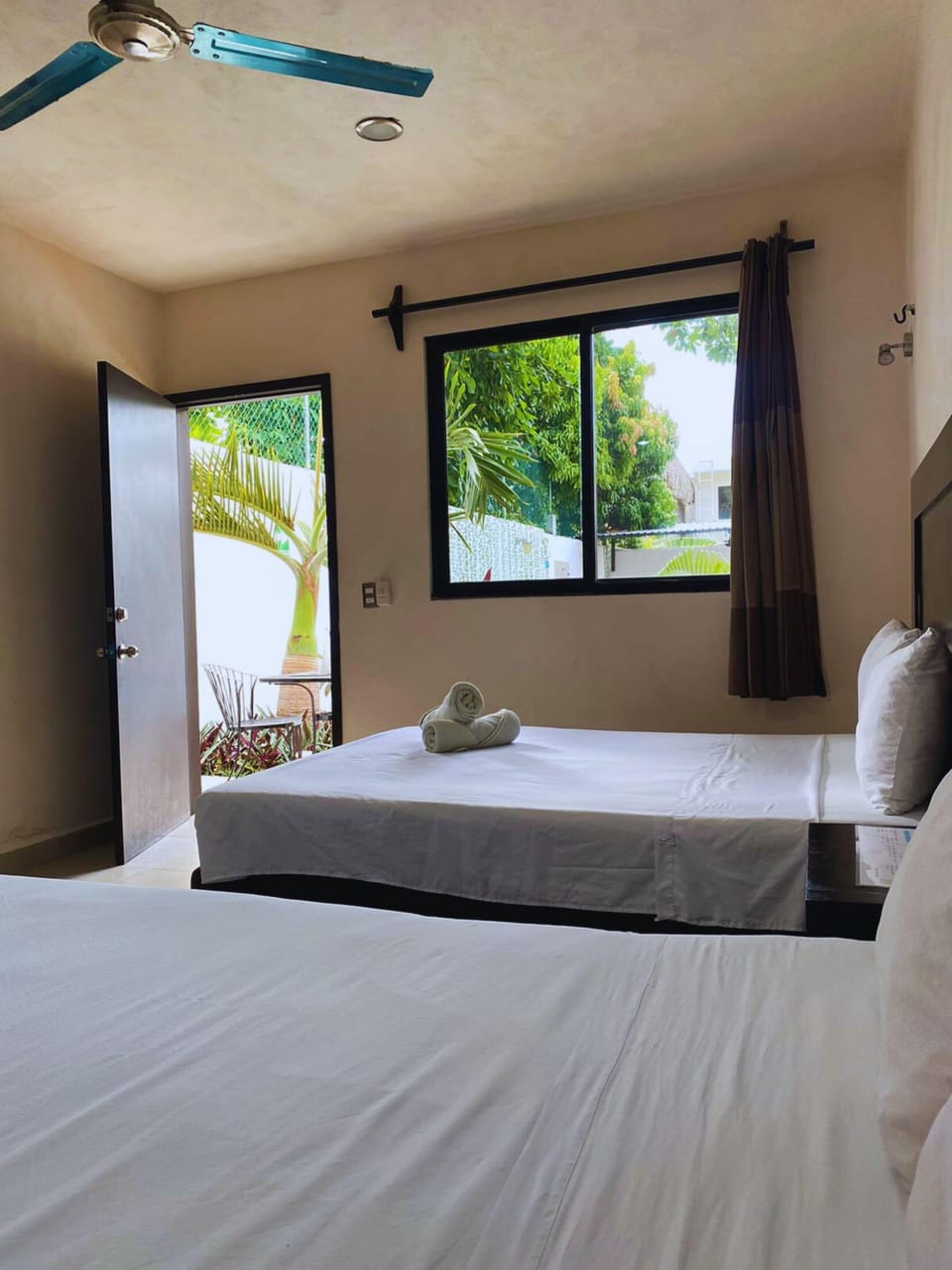 Comfort Room, 2 Double Beds, Refrigerator | Iron/ironing board, free WiFi