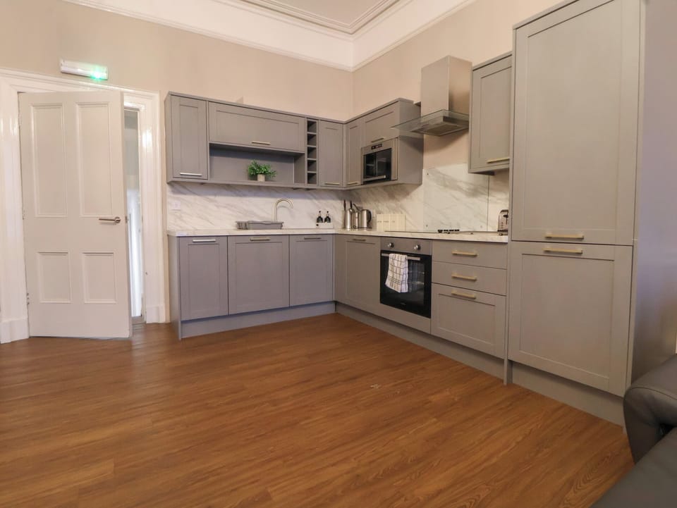 Cottage | Private kitchen | Dishwasher, cookware/dishes/utensils