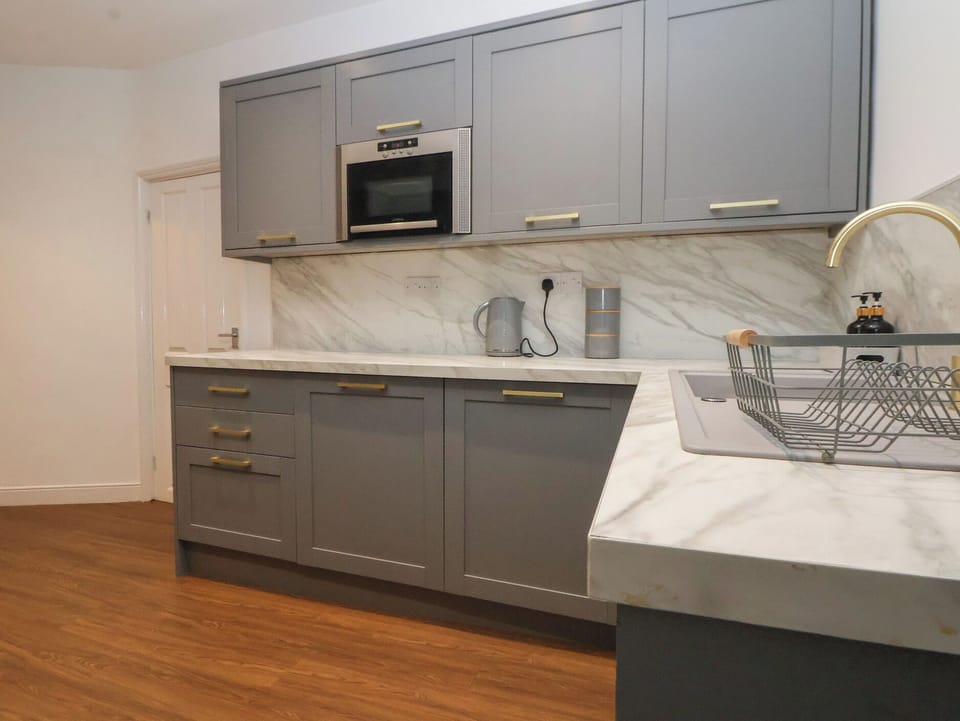 Cottage | Private kitchen | Dishwasher, cookware/dishes/utensils