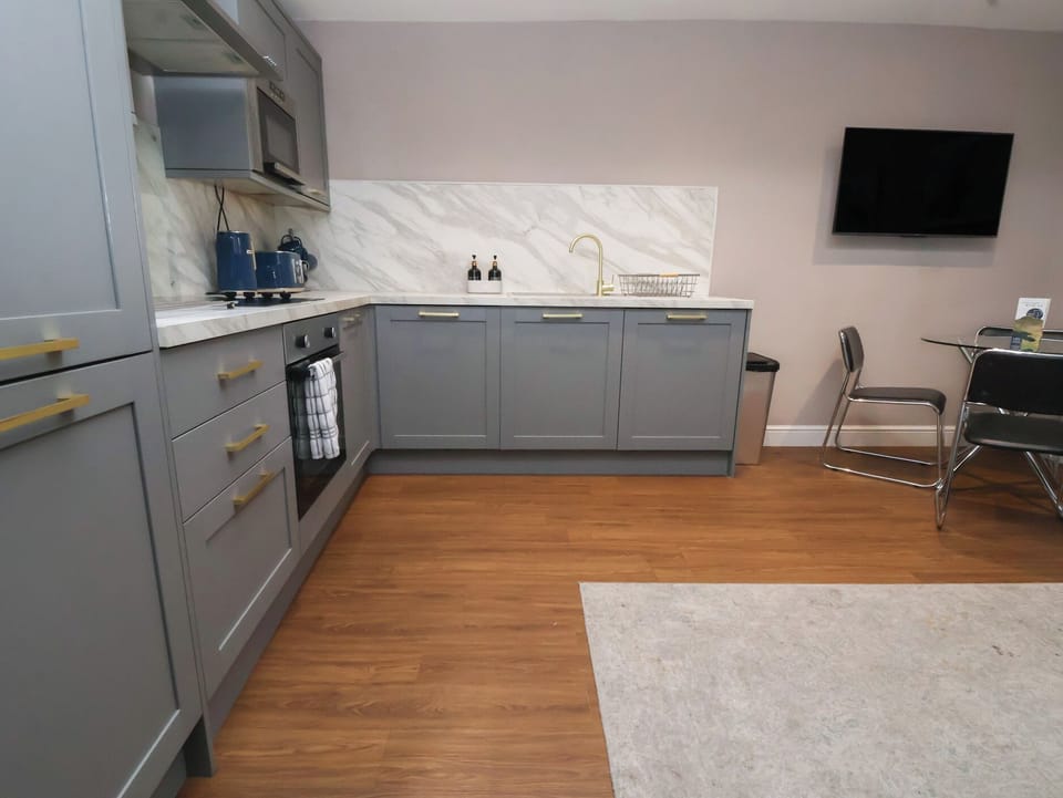 Cottage | Private kitchen | Dishwasher, cookware/dishes/utensils