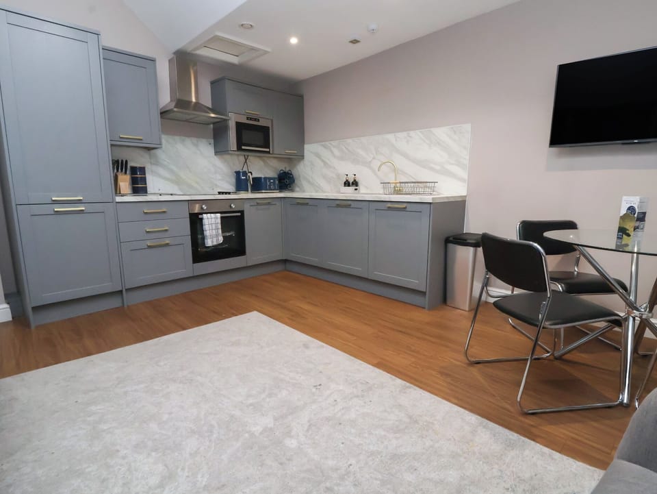Cottage | Private kitchen | Dishwasher, cookware/dishes/utensils