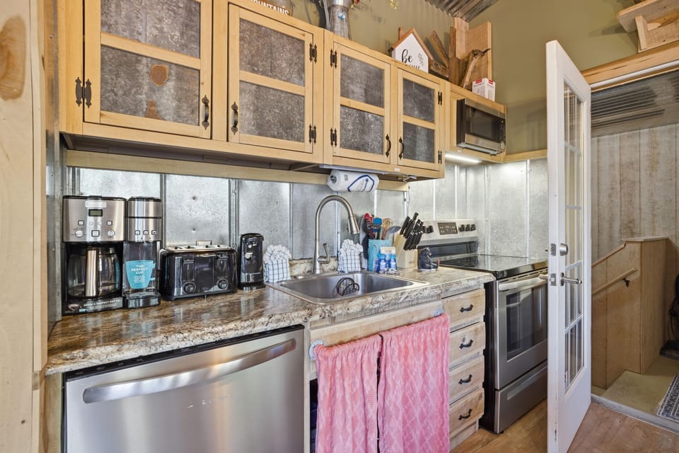 Cabin, 3 Bedrooms | Private kitchen | Coffee/tea maker, fridge, oven, toaster