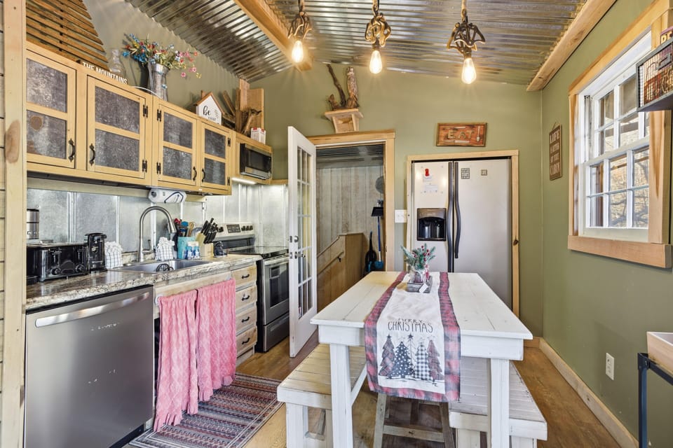 Cabin, 3 Bedrooms | Private kitchen | Coffee/tea maker, fridge, oven, toaster