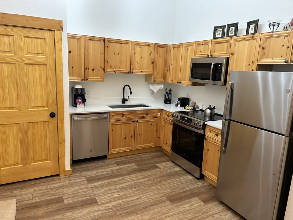 Condo, 3 Bedrooms | Private kitchen | Fridge, oven, coffee/tea maker, toaster