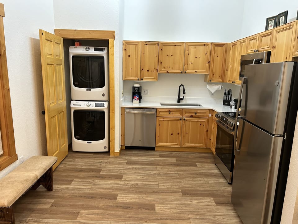 Condo, 3 Bedrooms | Private kitchen | Fridge, oven, coffee/tea maker, toaster