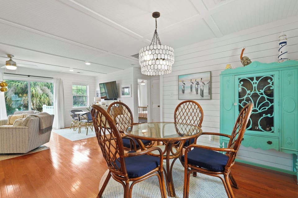 An easy flow between cooking, dining, and gathering.
