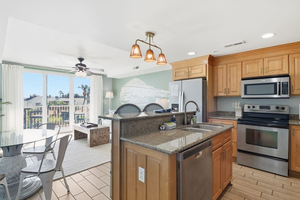 Cook, chat, linger.
Meals come together while conversations carry across the room.
Plenty of space to gather without feeling crowded.