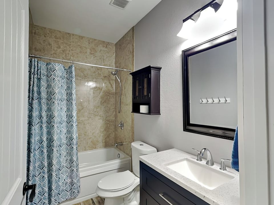 Full Bathroom - Shower/Tub Combo