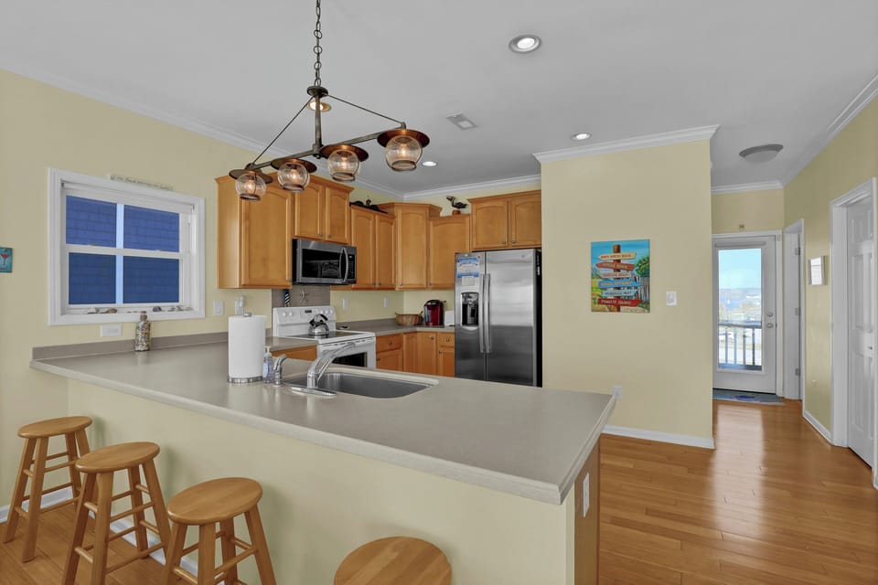 Kitchen w/Eat-At Breakfast Bar that seats 4. 