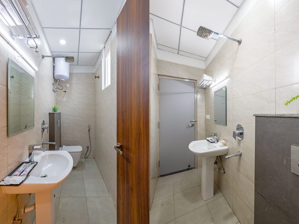 Deluxe Double Room, City View | Bathroom | Combined shower/tub, free toiletries, towels, soap