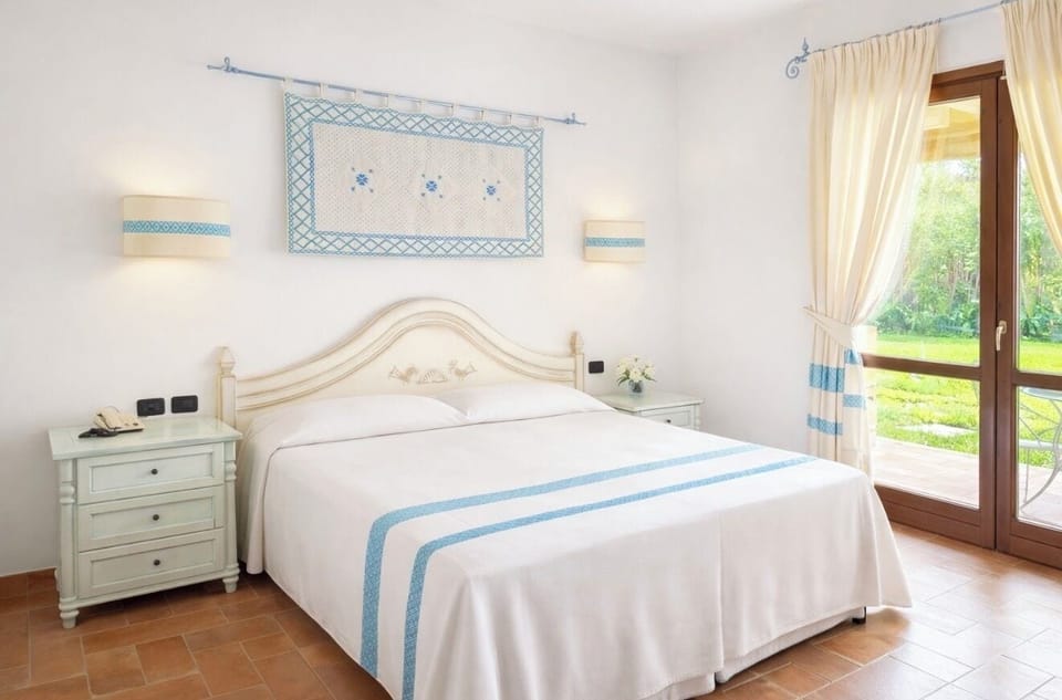 In-room safe, bed sheets