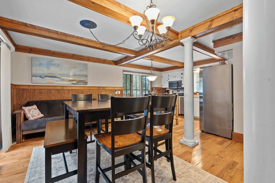 seating for 6 at the dining table