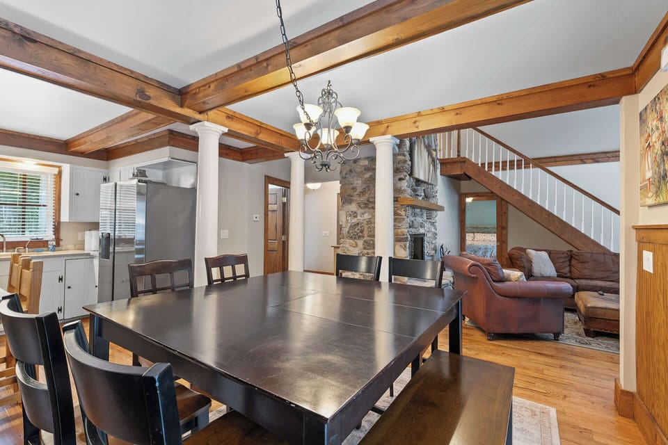 seating for 6 at the dining table