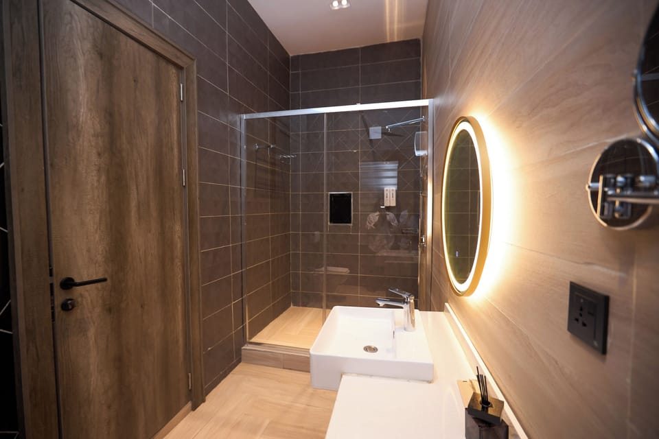 Business Room | Bathroom | Shower, free toiletries, towels, soap