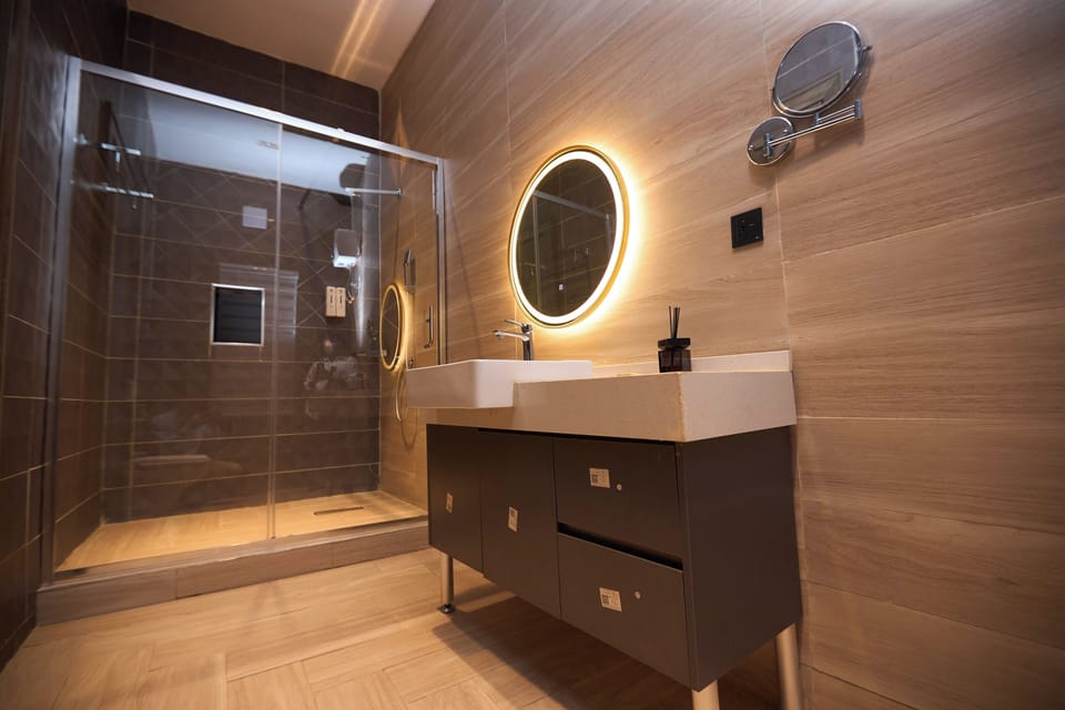Deluxe Room | Bathroom | Shower, free toiletries, towels, soap