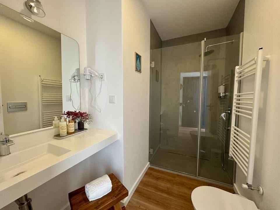 Deluxe Double Room, Balcony, City View | Bathroom | Towels, soap, shampoo, toilet paper